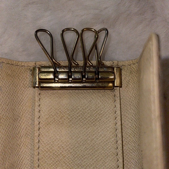 🔥EUC Louis Vuitton Damier Azure Key Holder🔥 - Picture 9 of 12